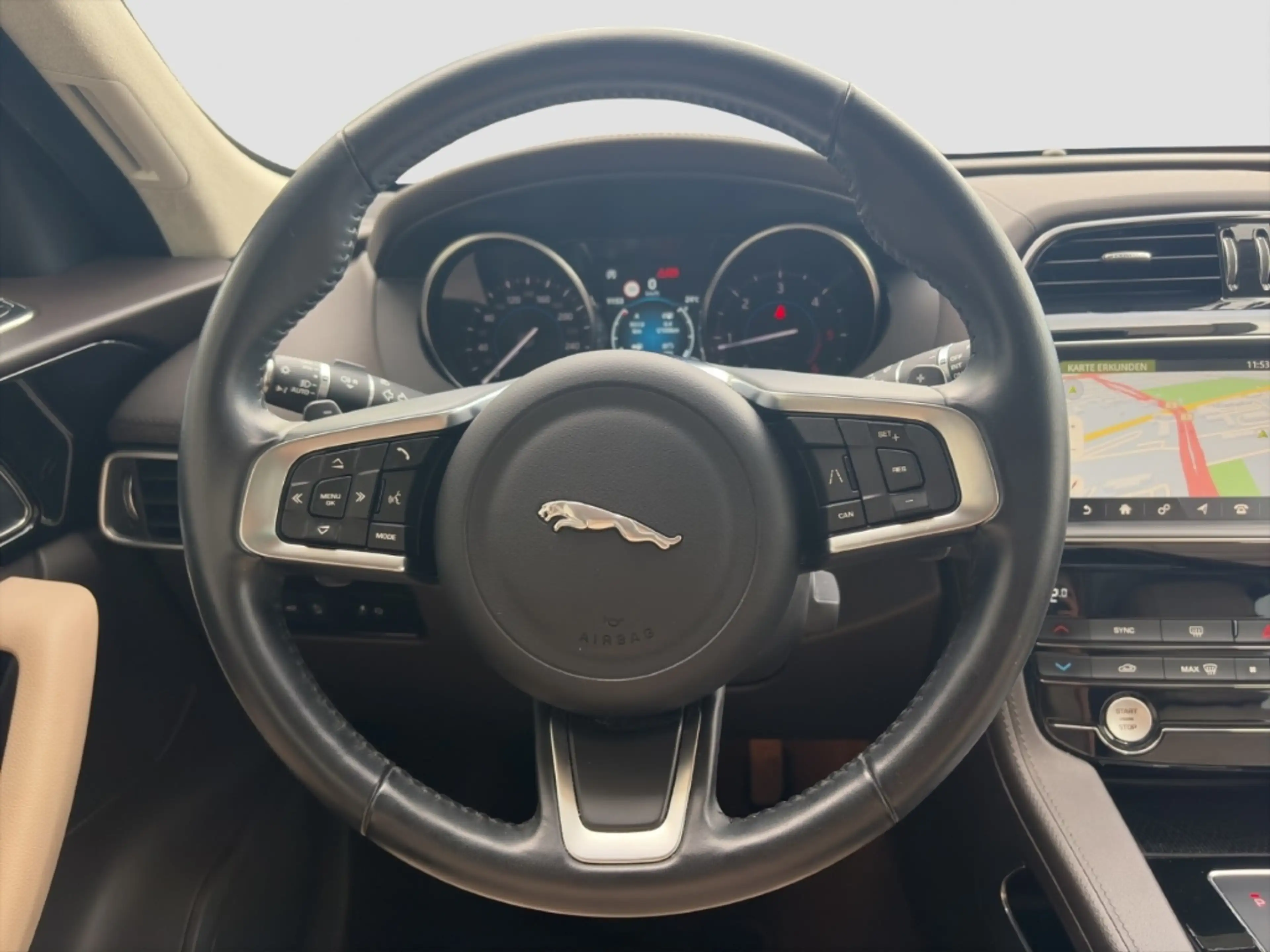 Jaguar F-Pace Prestige 20d AWD *NAVI*CAM*AHK*SITZHZG*PANO* — photo 11