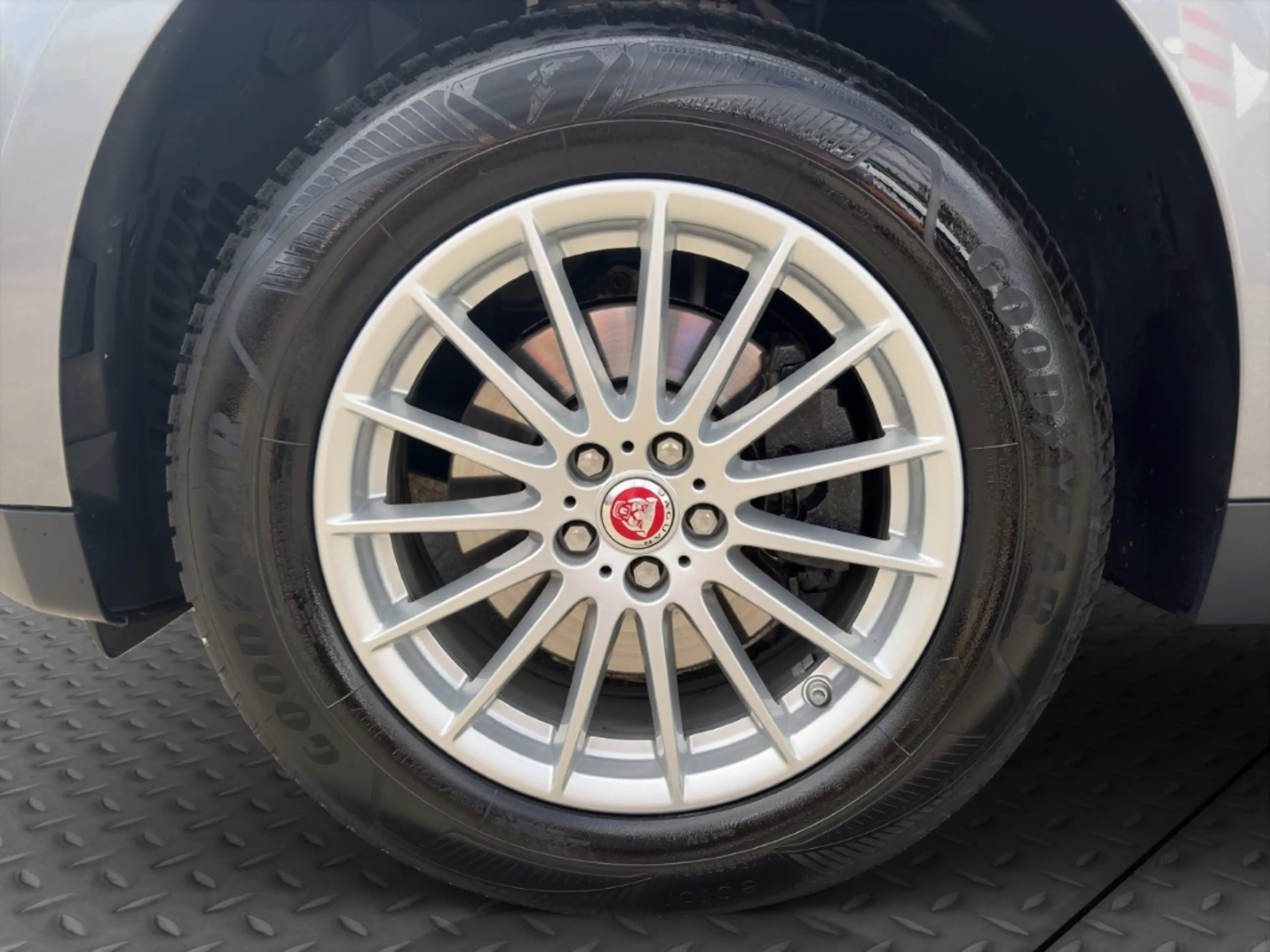 Jaguar F-Pace Prestige 20d AWD *NAVI*CAM*AHK*SITZHZG*PANO* — photo 6