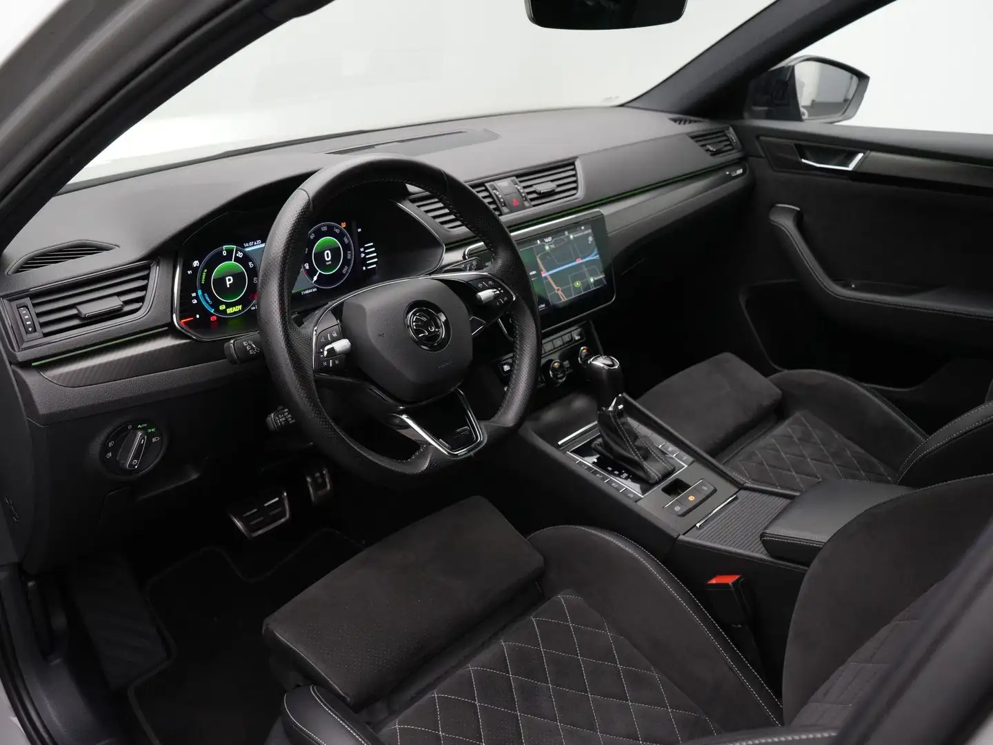 Skoda Superb 1.4 TSI iV 155 pk PHEV Sportline Business Edition Grijs - 2