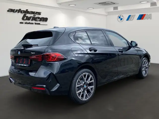BMW 1 Series view 3