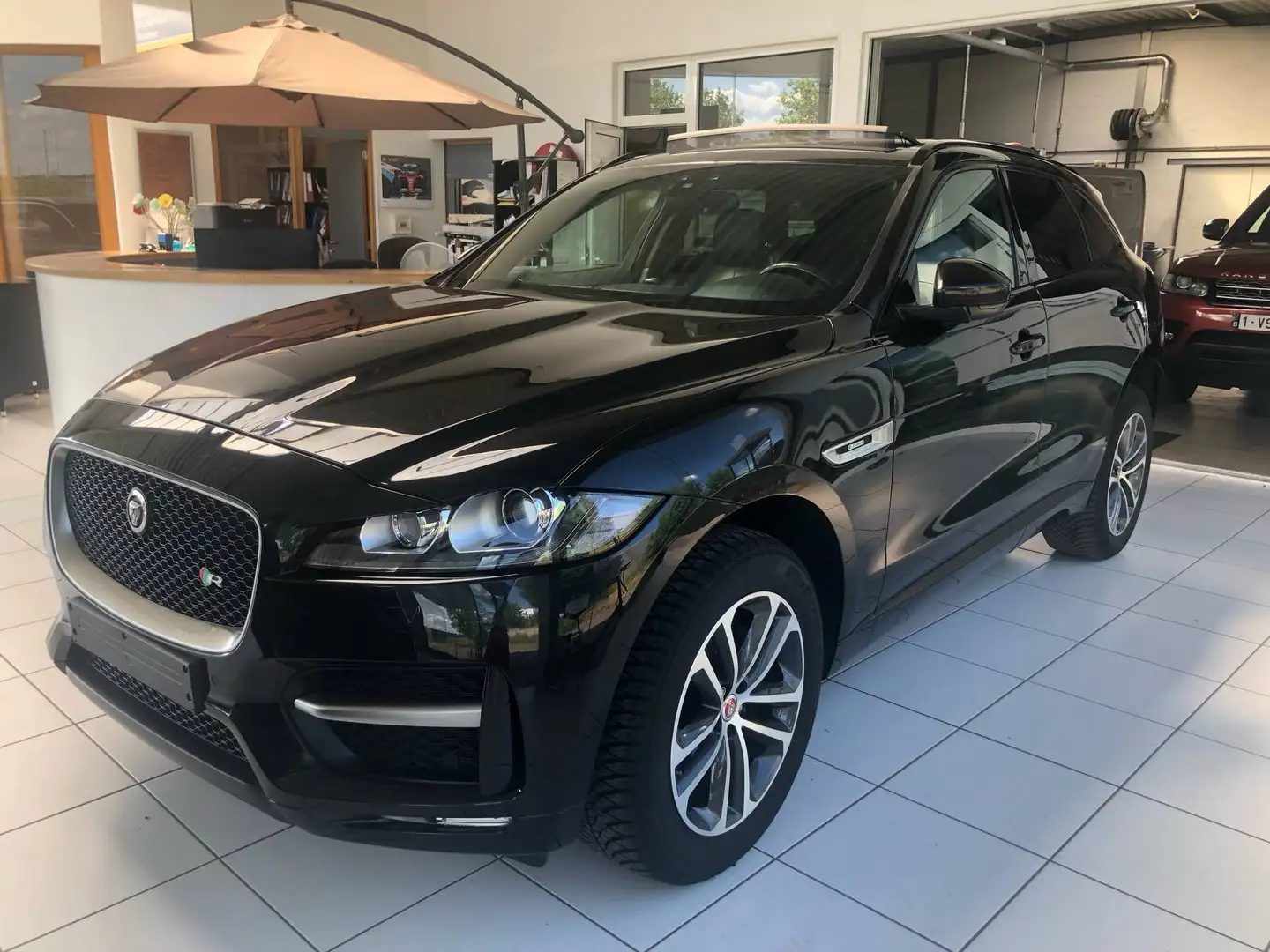 Jaguar F-Pace F-Pace 2.0 D AWD R-Sport Zwart - 1
