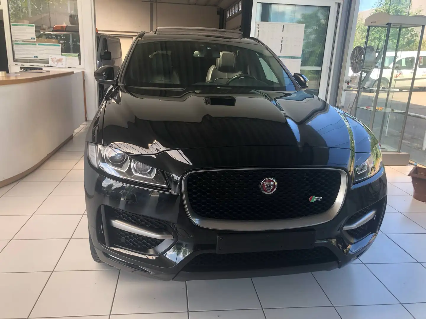 Jaguar F-Pace F-Pace 2.0 D AWD R-Sport Zwart - 2
