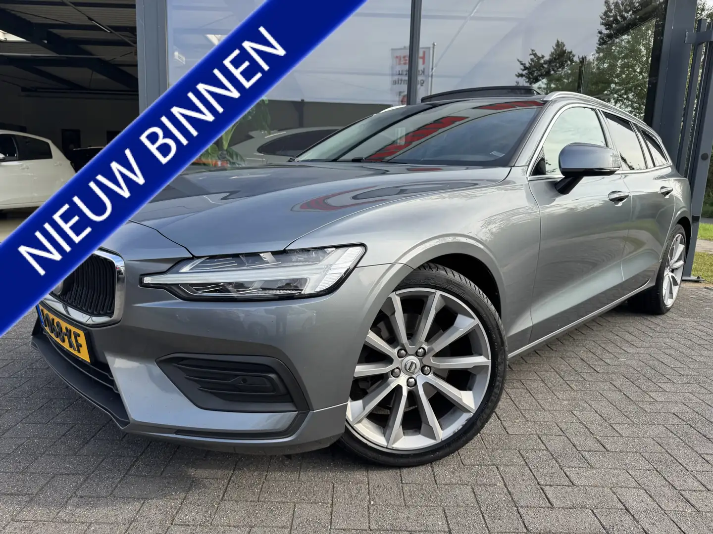 Volvo V60 2.0 T4 Momentum Pro Panoramadak Lederen bekleding Grijs - 1