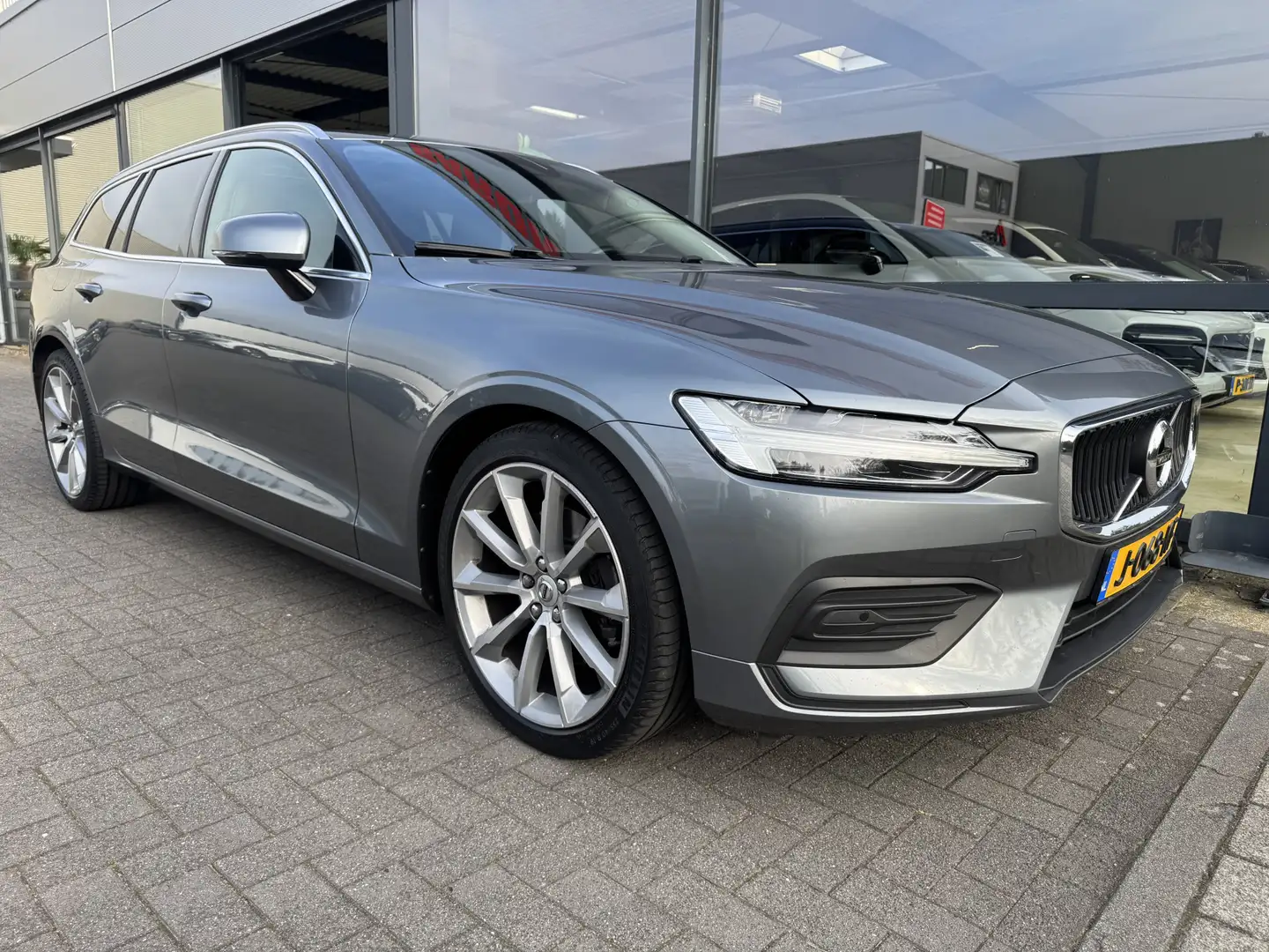 Volvo V60 2.0 T4 Momentum Pro Panoramadak Lederen bekleding Grijs - 2