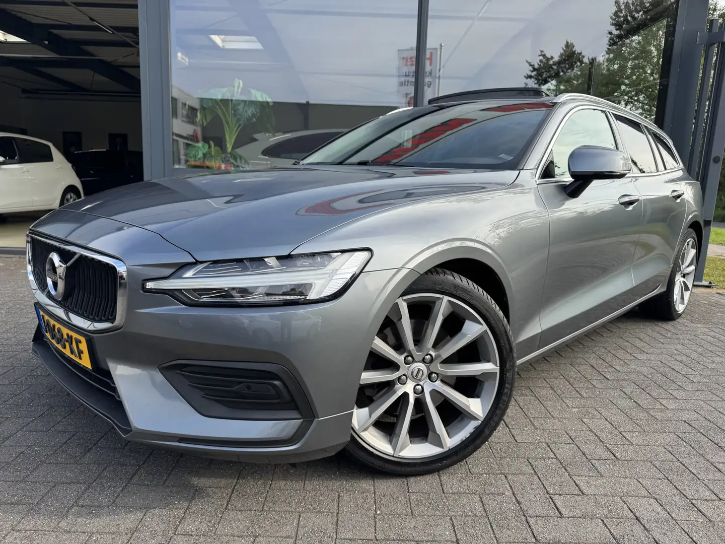 Volvo V60 2.0 T4 Momentum Pro Panoramadak Lederen bekleding Gris - 1