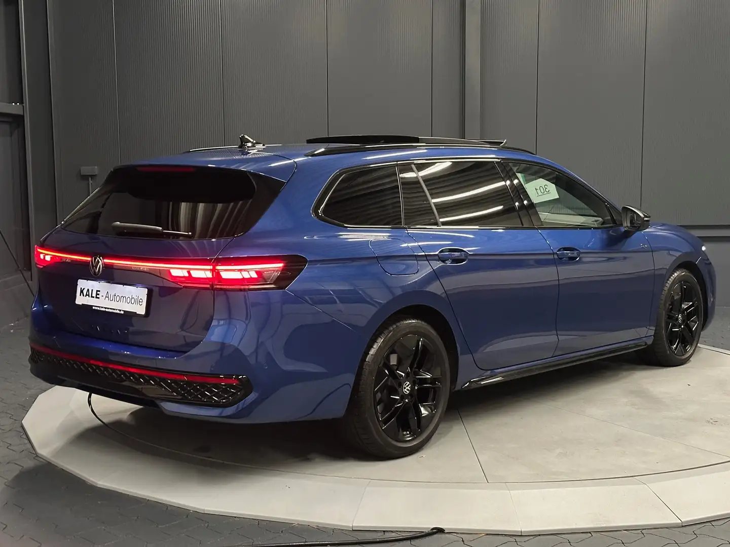 Volkswagen Passat Variant 2.0 TDI R-Line*Black Style*PANORAMA*VW-GARANTIE* Blauw - 1