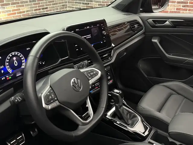 Volkswagen T-Roc view 3