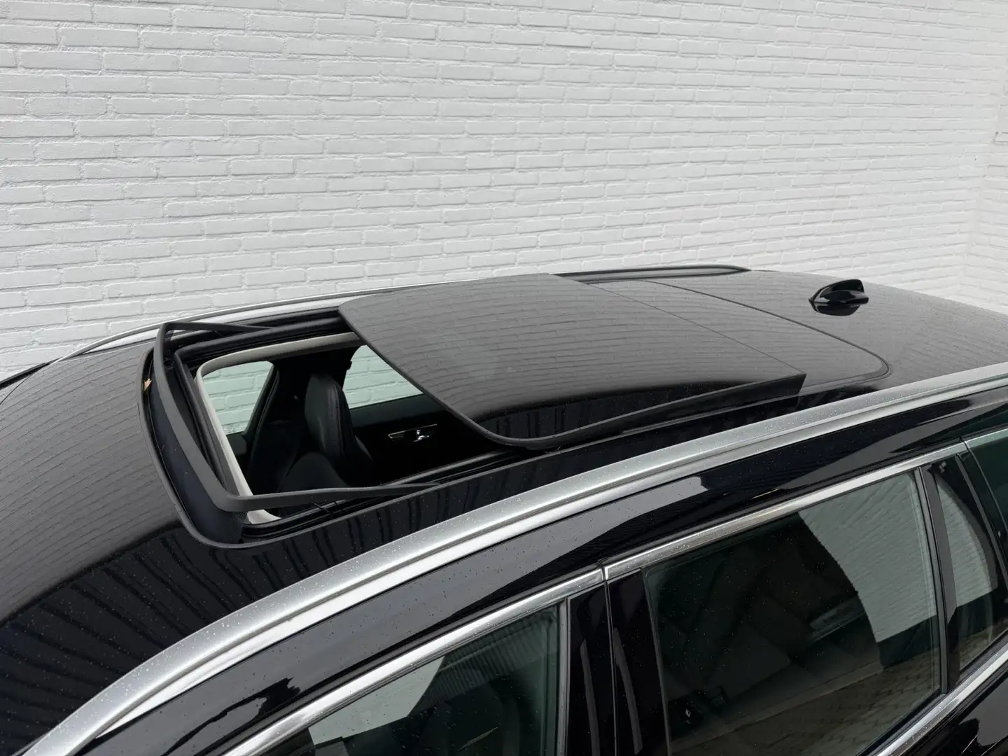 Volvo V60 T8 Twin Engine Inscription PANO l ACC l BLIS l H&K Zwart - 2