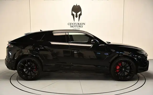 Lamborghini Urus view 3