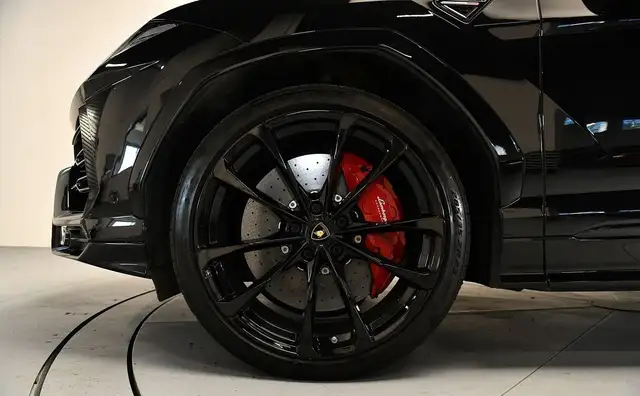 Lamborghini Urus view 7