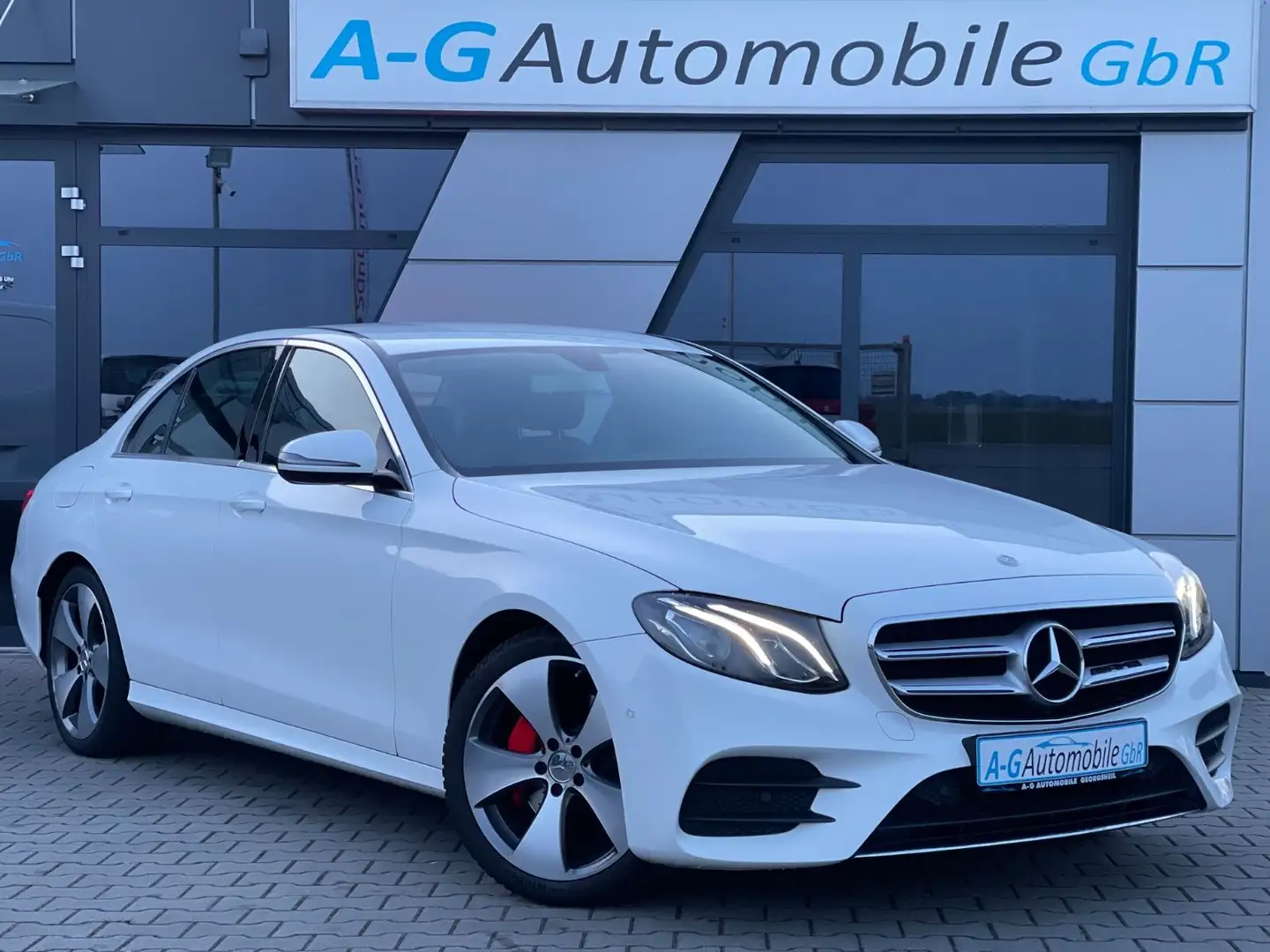 Mercedes-Benz E 200 Limousine/AMG-Line/Automatik/AHK/19"LM - 2