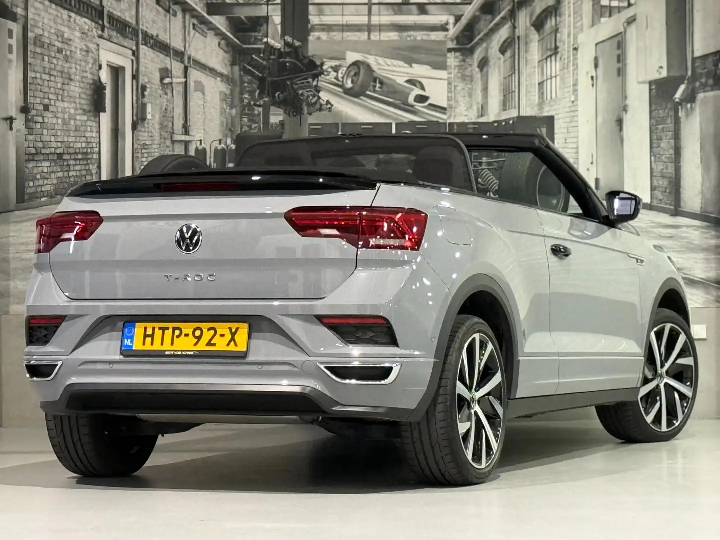 Volkswagen T-Roc Cabrio 1.5 TSI R-Line *Moonstone Grey* Grijs - 2