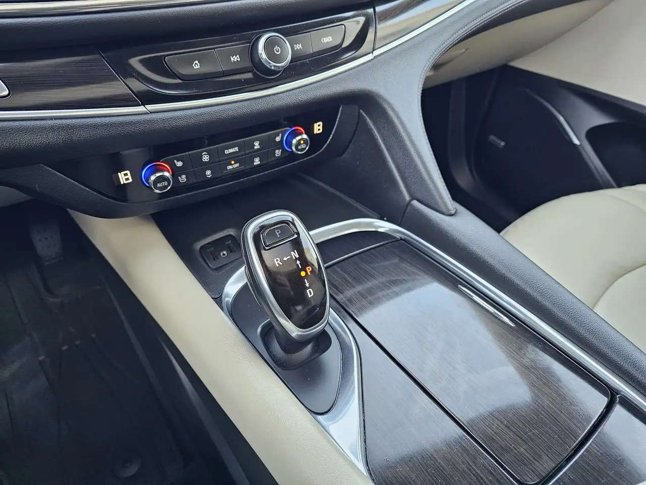 Buick Enclave снимка Buick Enclave