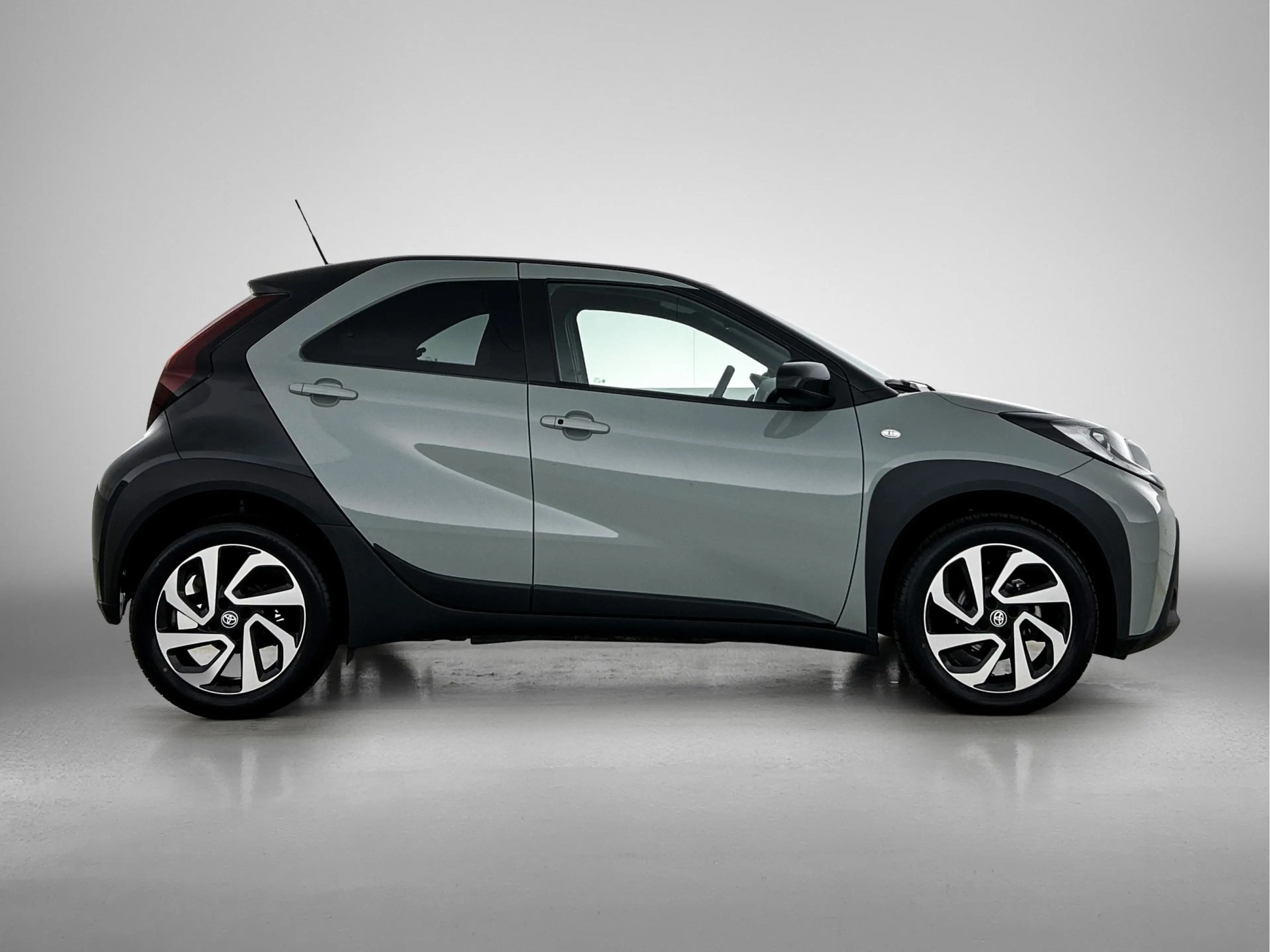 Toyota Aygo X 1.0 VVT-i S-CVT Pulse + | BTW Voertuig | Parkeerse — photo 11
