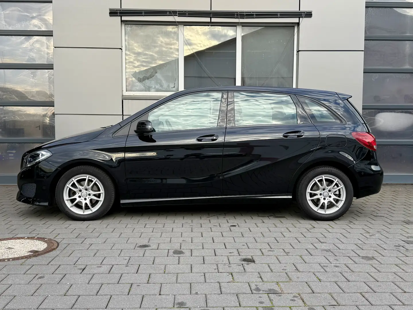 Mercedes-Benz B 180 Navi/Xenon/PDC/Sitzhzg./8-fach bereift/TÜV+Insp. Schwarz - 2