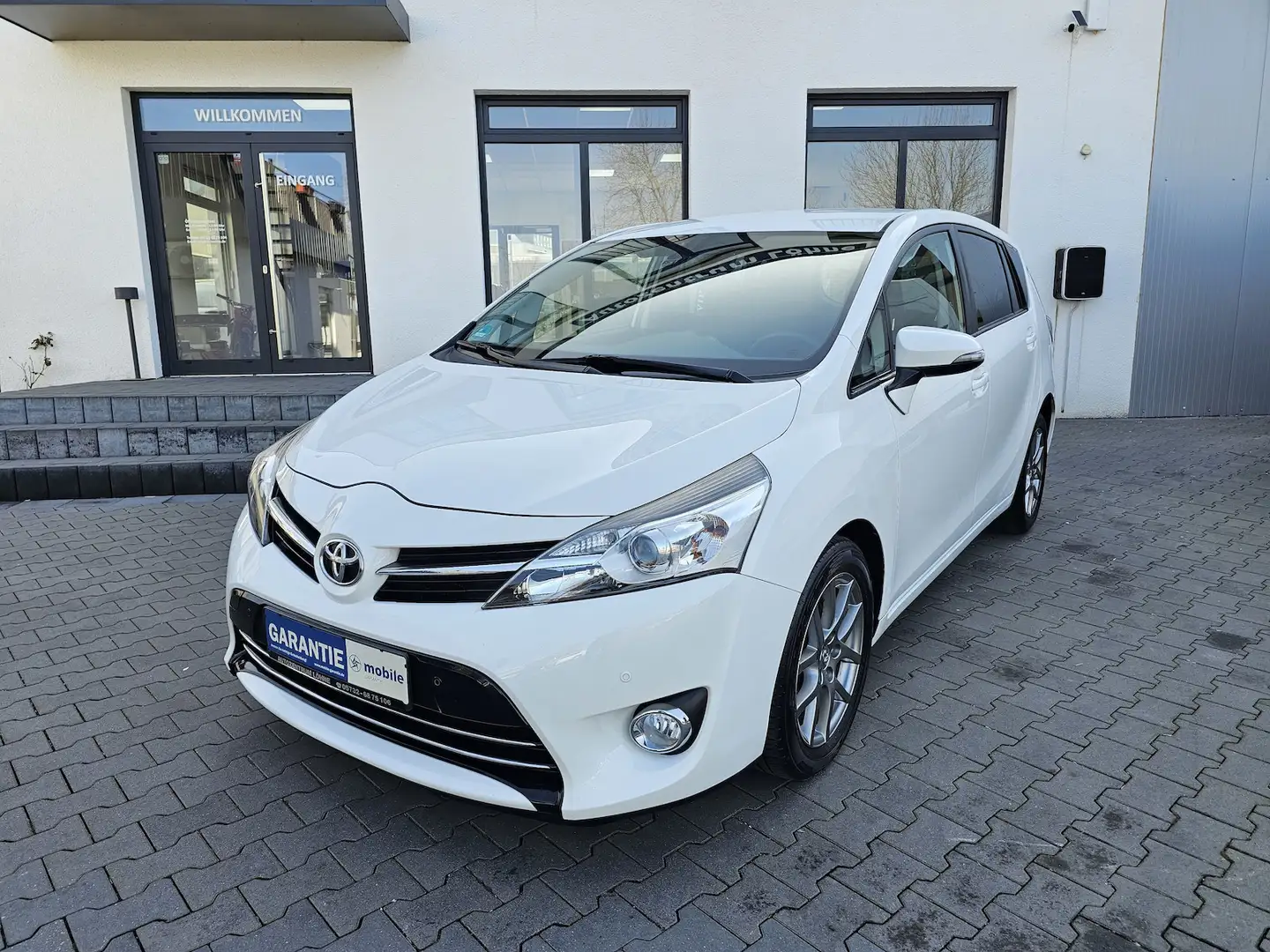 Toyota Verso 2.2 Life NAVI RFK TEMPOMAT AHK AUTOMATIK Blanc - 1