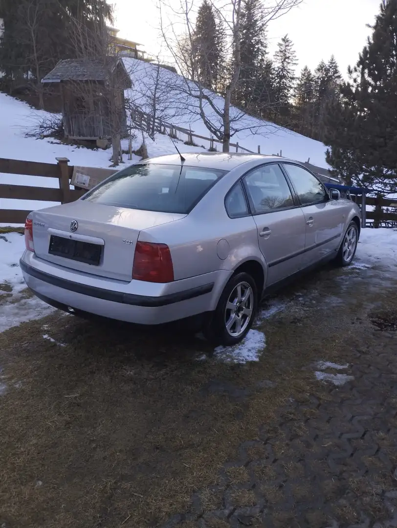 Volkswagen Passat Grau - 2