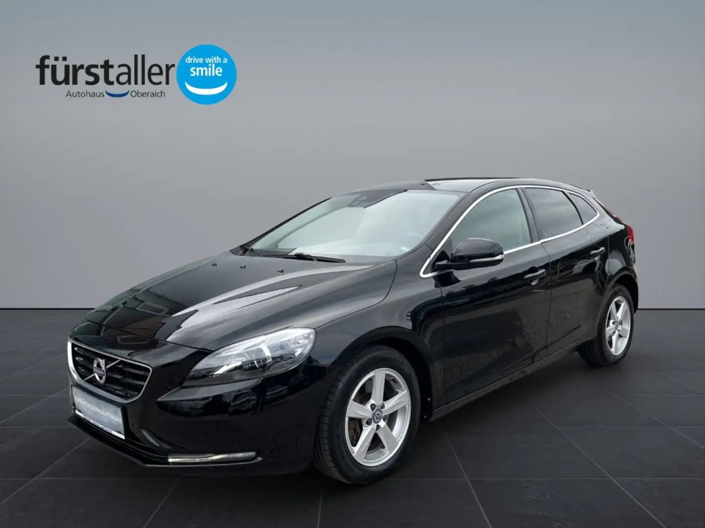 Volvo V40 D3 Geartronic Momentum Schwarz - 1