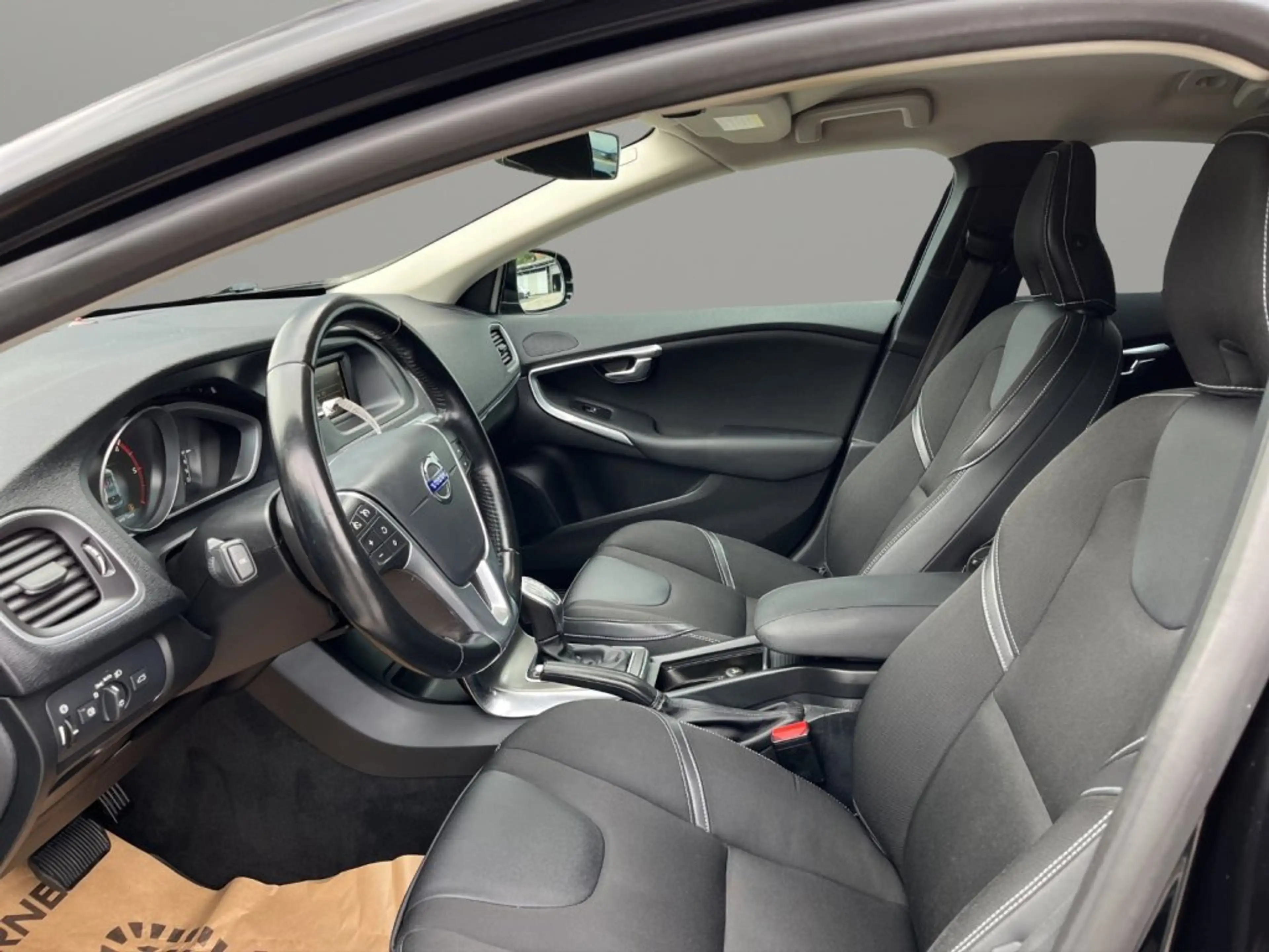 Volvo V40 D3 Geartronic Momentum — photo 9