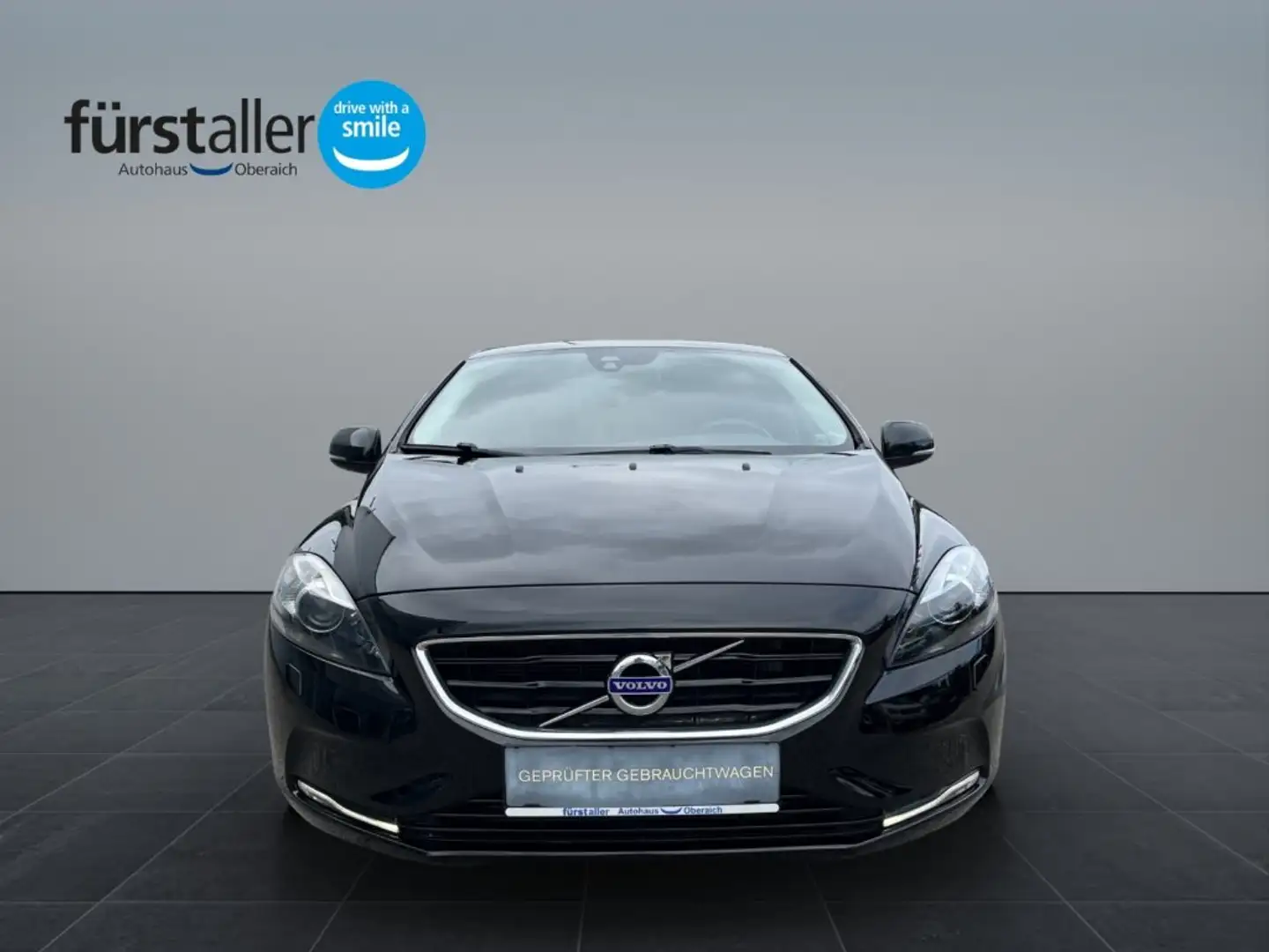 Volvo V40 D3 Geartronic Momentum Schwarz - 2