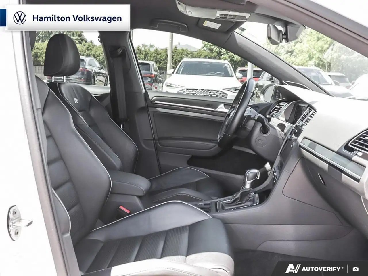 Volkswagen Golf R снимка Volkswagen Golf R