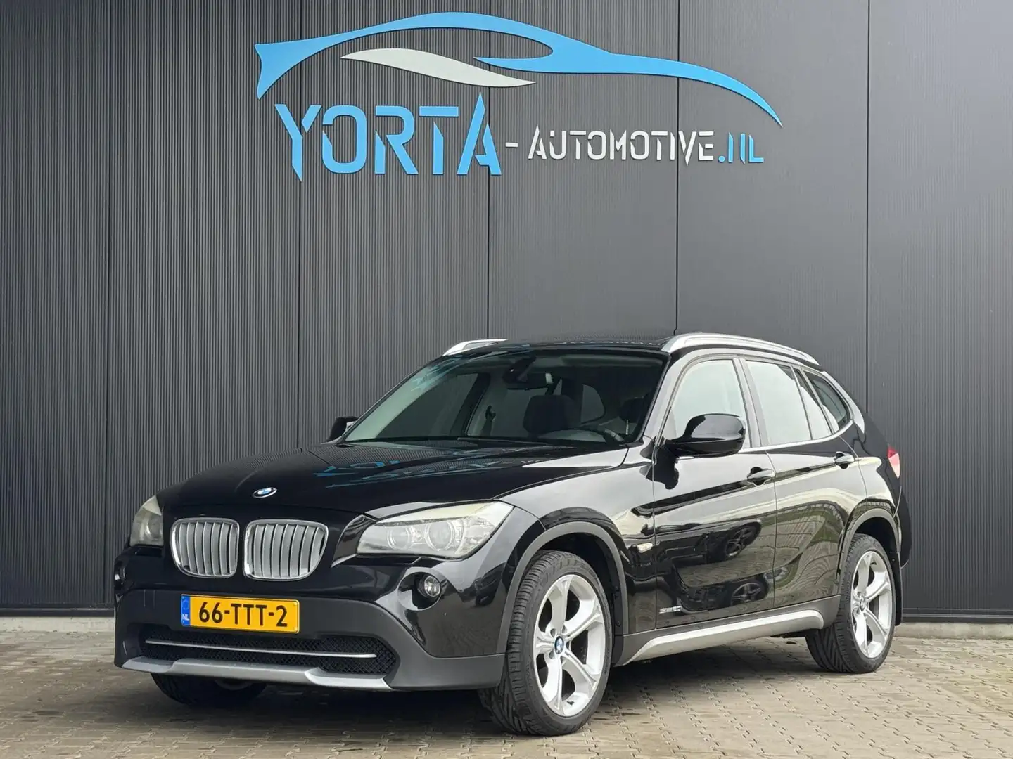 BMW X1 sDrive20i AUTOMAAT*NL AUTO*PANO*TREKHAAK*STOELVERW Zwart - 1