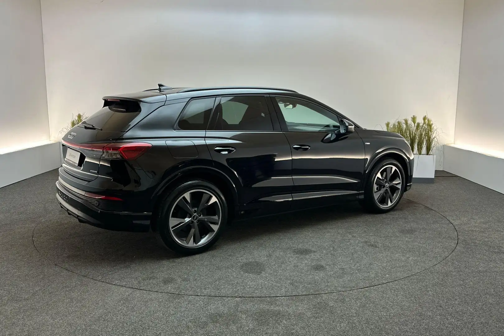 Audi Q4 e-tron 45 S edition 82KWh Negru - 2