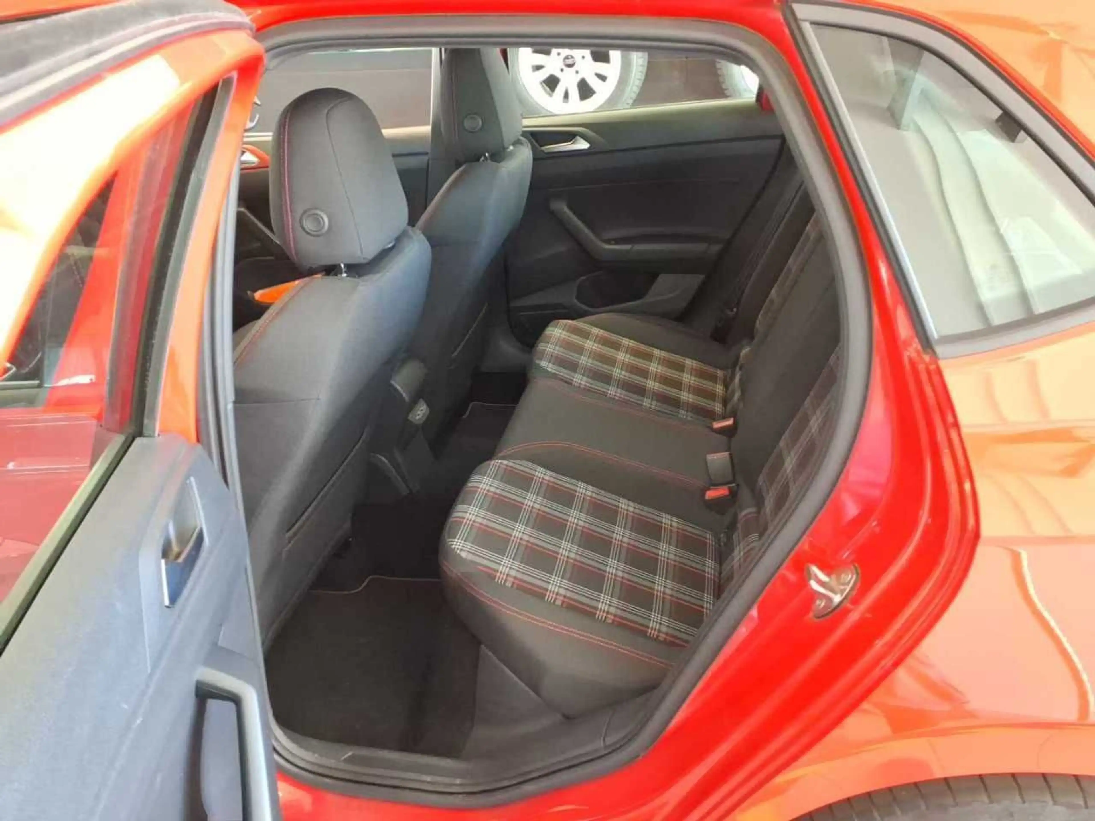 Volkswagen Polo 2.0TSI GTI Pano AppCon LED beats Climatr — photo 6