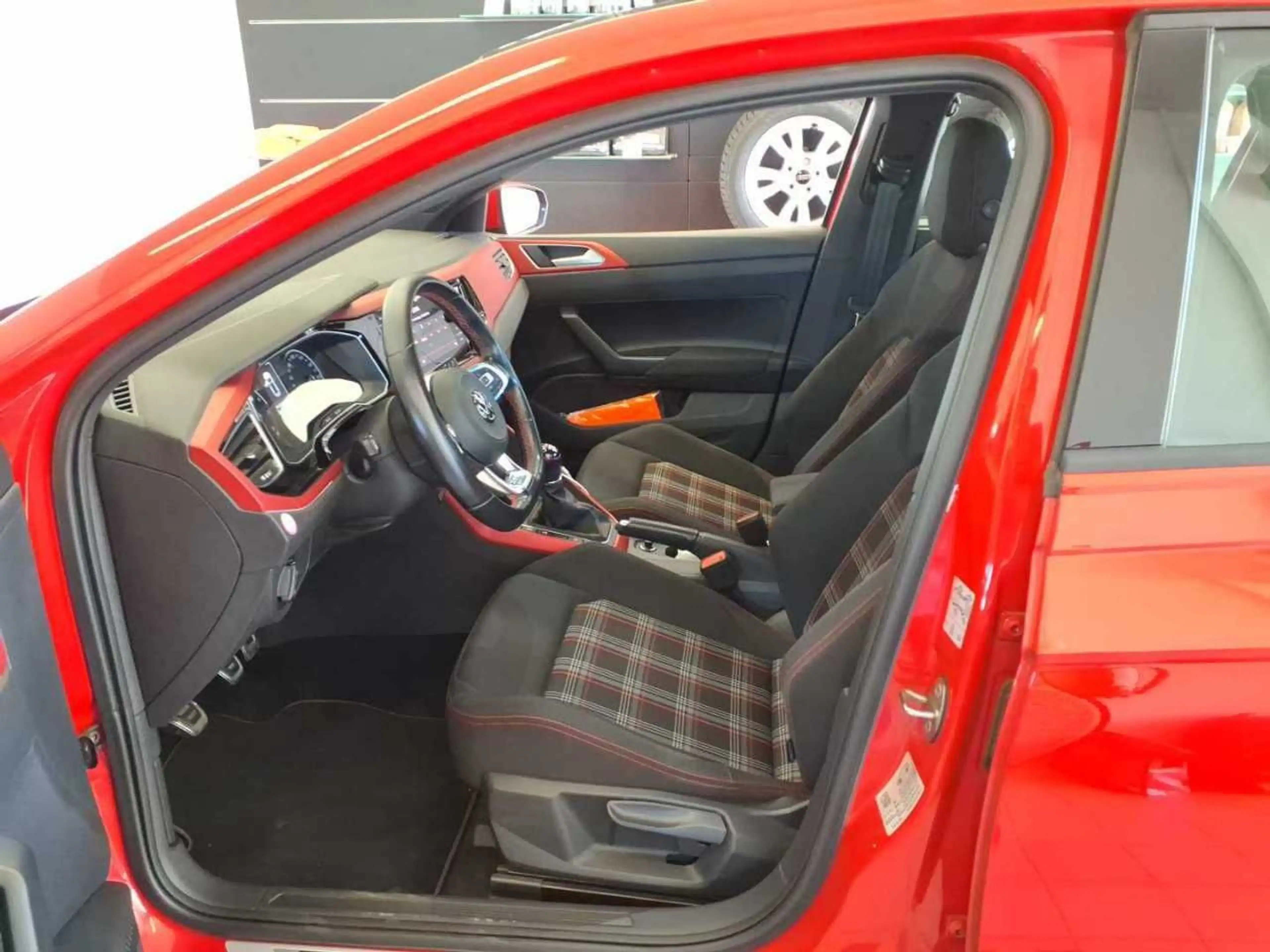Volkswagen Polo 2.0TSI GTI Pano AppCon LED beats Climatr — photo 5