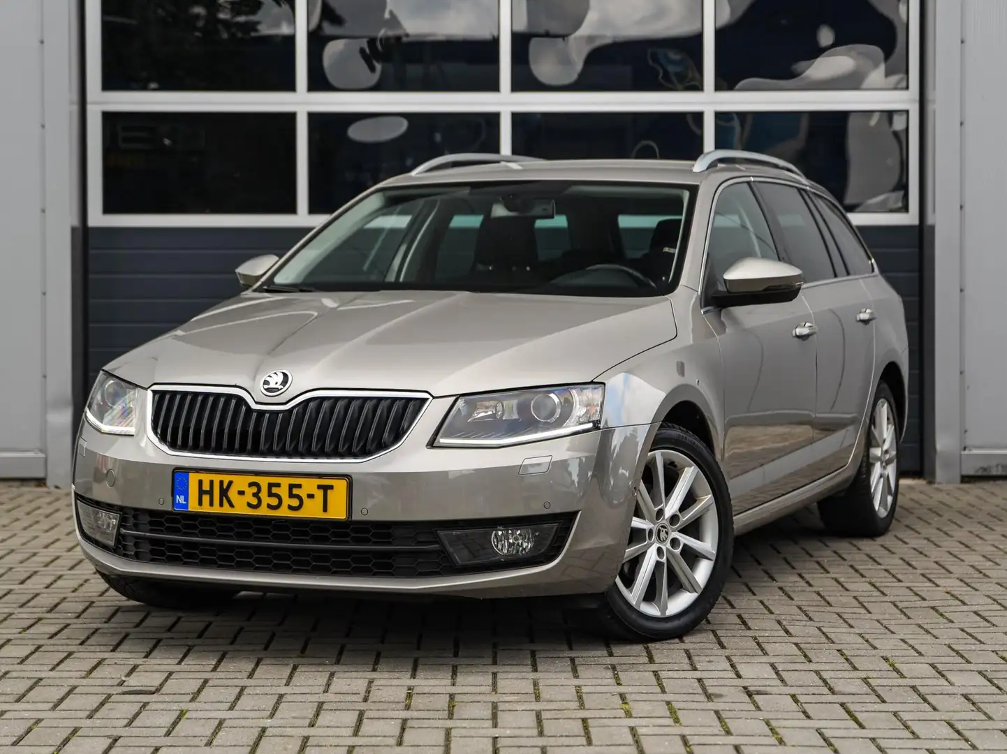 Skoda Octavia Combi 1.6 TDI Businessline DSG | Xenon | Carplay | Beige - 1