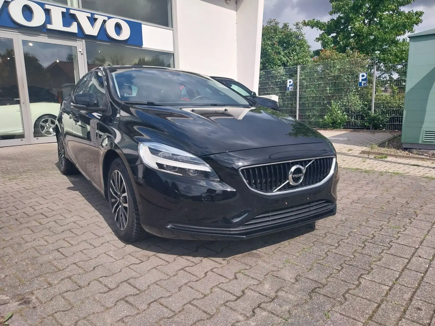 Volvo V40 Momentum Schwarz - 1