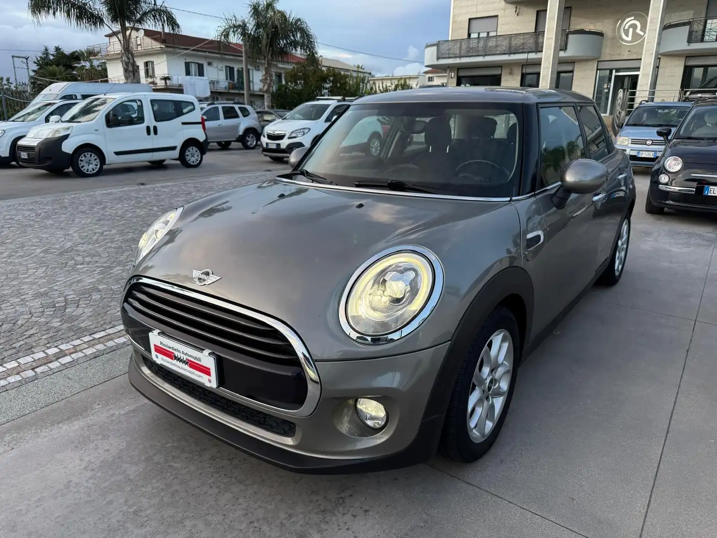 MINI Cooper D 1.5  Business 5p my18 - Italiana/Unico P. Beige - 1