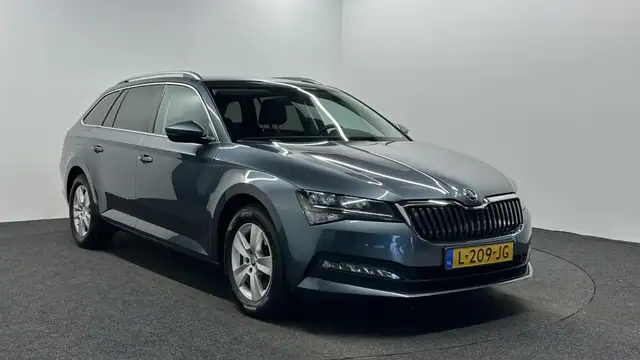 Skoda Superb view 3
