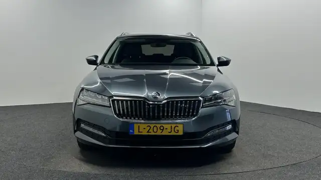 Skoda Superb view 6