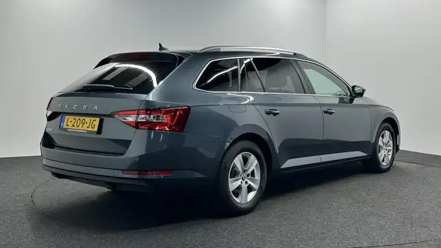 Skoda Superb view 5
