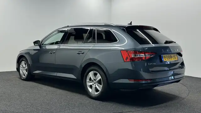 Skoda Superb view 4