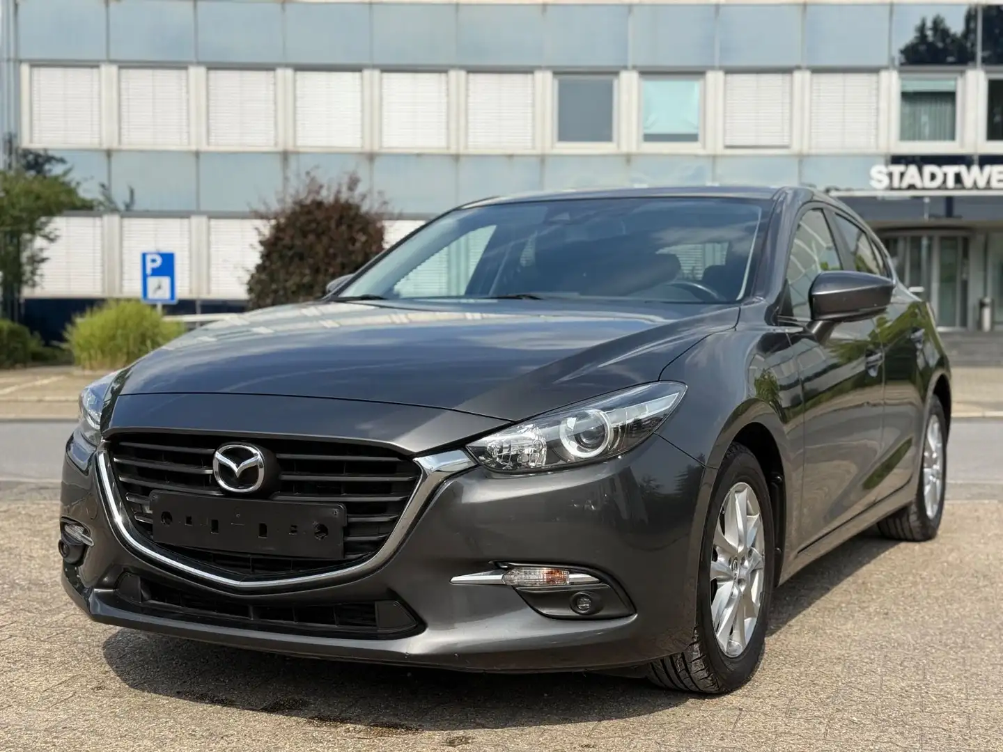 Mazda 3 2.2 SKYACTIV-D150 Automatik,Navi,1Hand,AHK,Eu6 Grau - 1