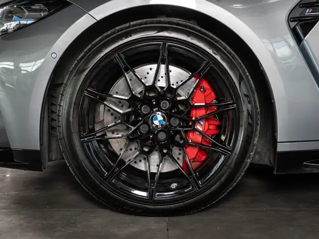BMW M4 view 4
