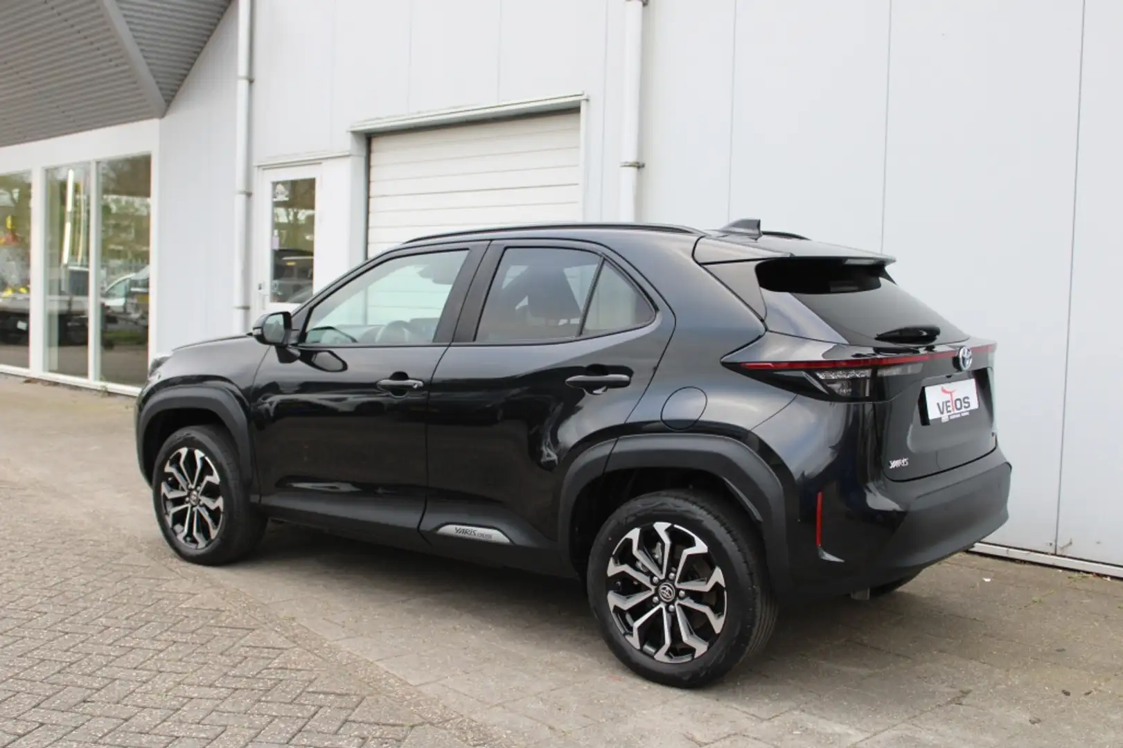 Toyota Yaris Cross 1.5 VVT-I Hybride Dynamic Zwart - 2