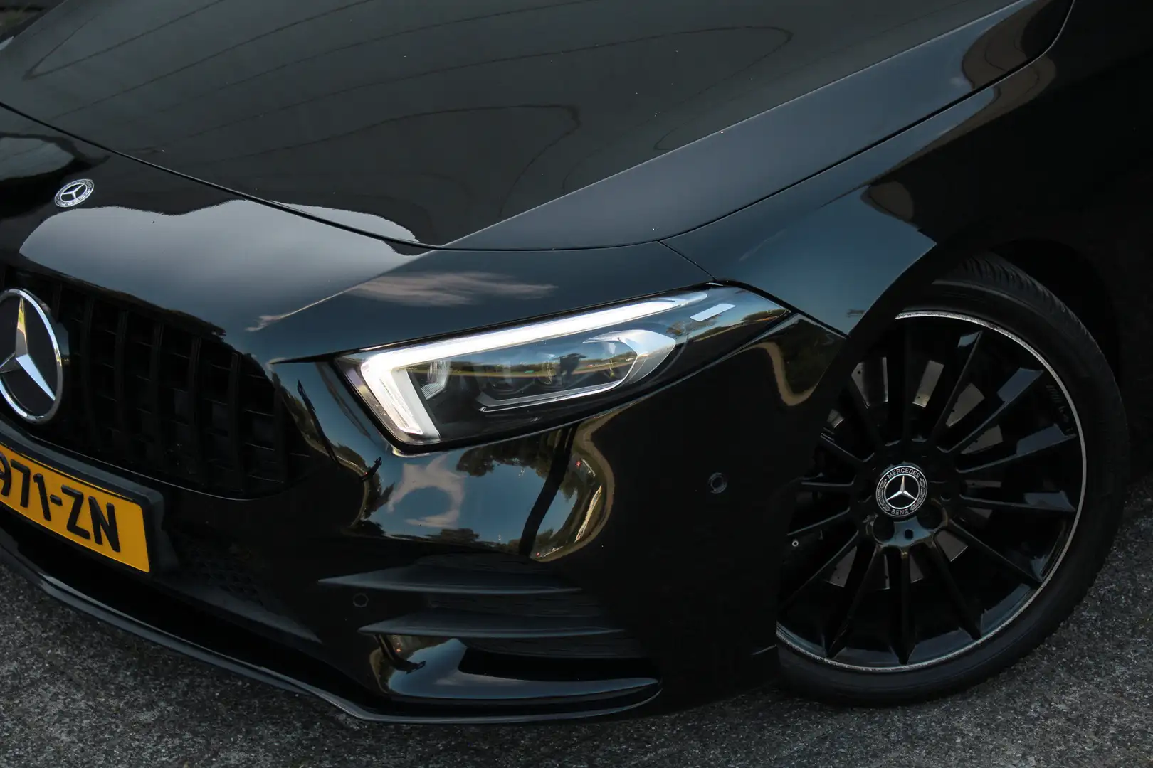 Mercedes-Benz A 250 AMG Line Pano/Sfeerv/Stoelv/Lane/Camera/Parkassist Black - 2