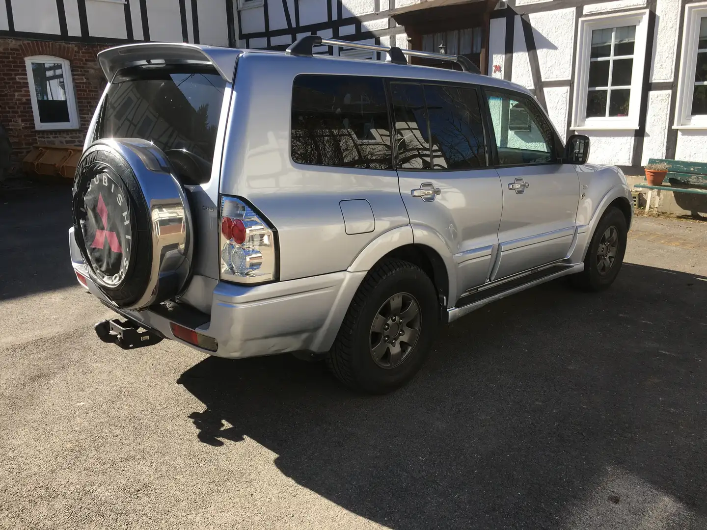 Mitsubishi Pajero gepflegter Pajero 3.2 DI-D Automatik Dakar Stříbrná - 2