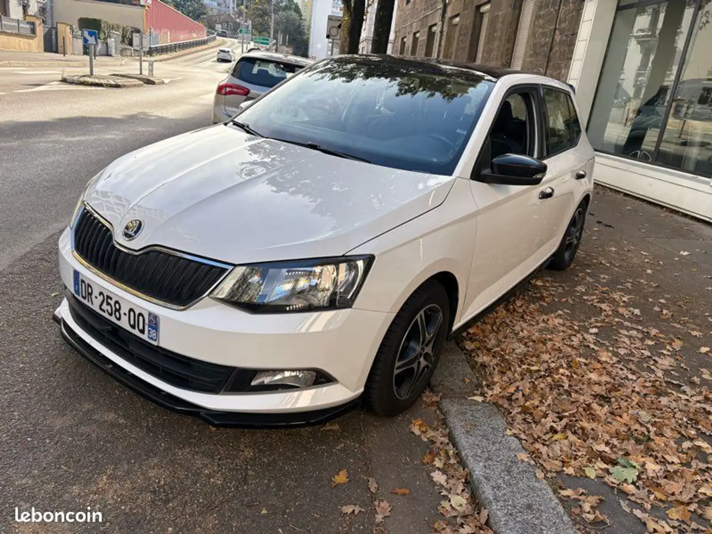 Skoda Fabia 1.4 Tdi Dsg Style toit panoramique Blanco - 2
