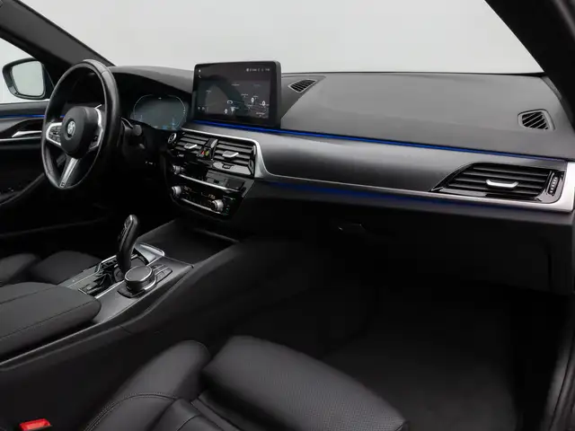 BMW 5 Series view 25
