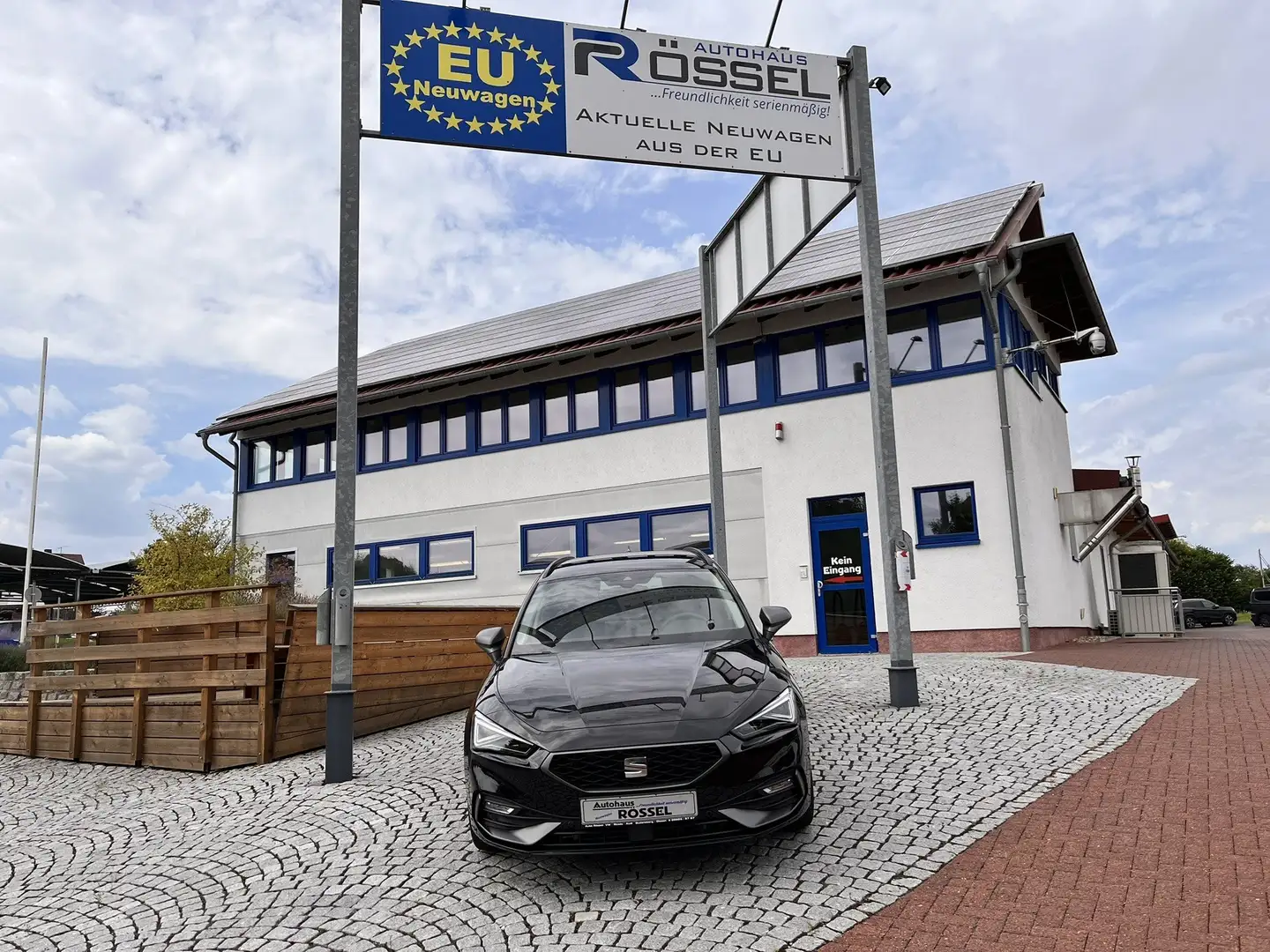 SEAT Leon Sportstourer 1.5 TSI 85 kW FR Alu 17" Navigat Чорний - 1