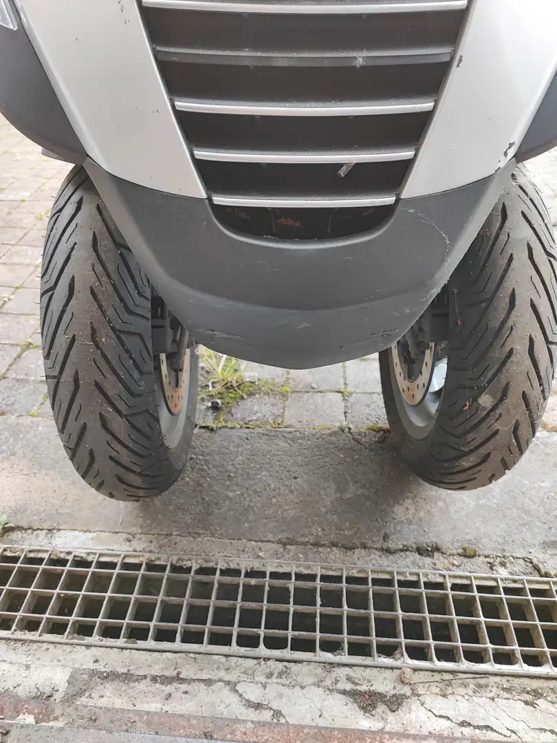 Piaggio Beverly 400 Stříbrná - 2