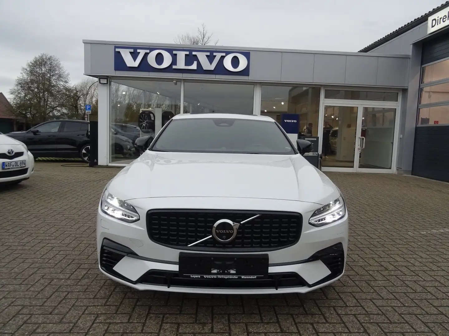 Volvo S90 T8 AWD Ultimate Dark HUD/B&W/FOUR-C/360° Weiß - 2