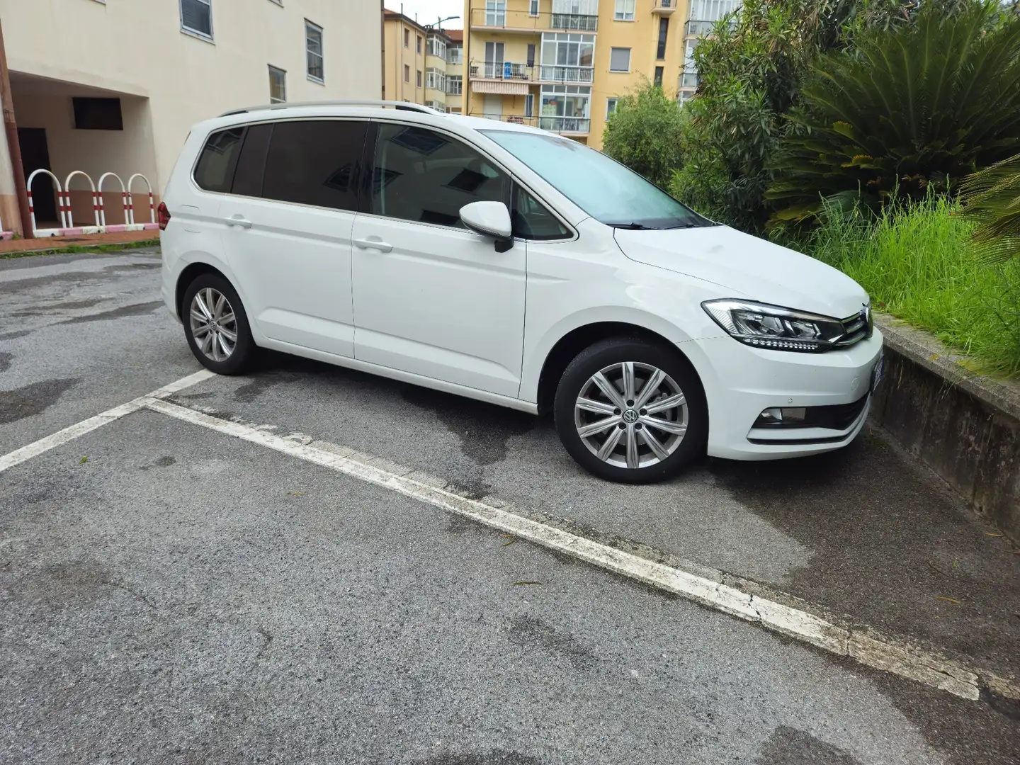 Volkswagen Touran 2.0 tdi Highline - 1