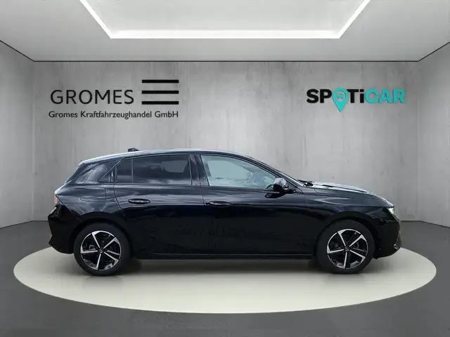Opel Astra view 2