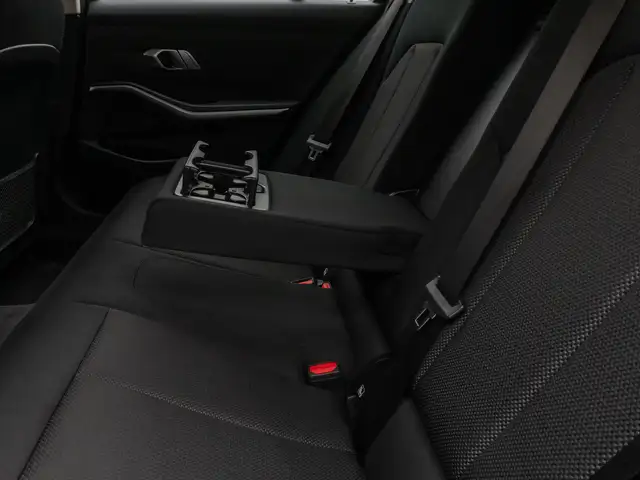 BMW 3 Series view 28