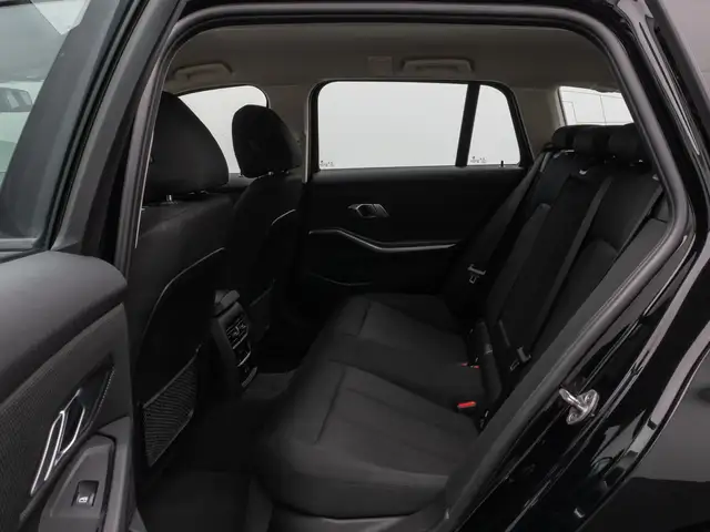 BMW 3 Series view 26